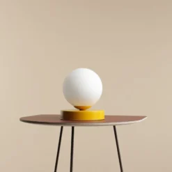 Aldex Ball bordlampe, gul, Ø17 cm