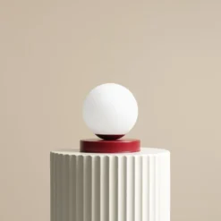 Aldex Ball bordlampe, rød, Ø17 cm