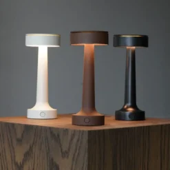 Antidark Buddy genopladelig bordlampe, brun