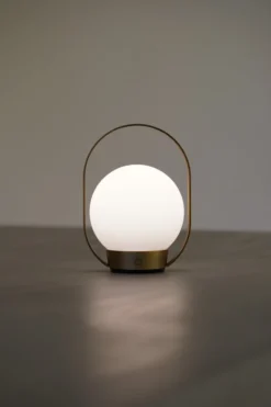 Antidark Palla genopladelig bordlampe, poleret messing