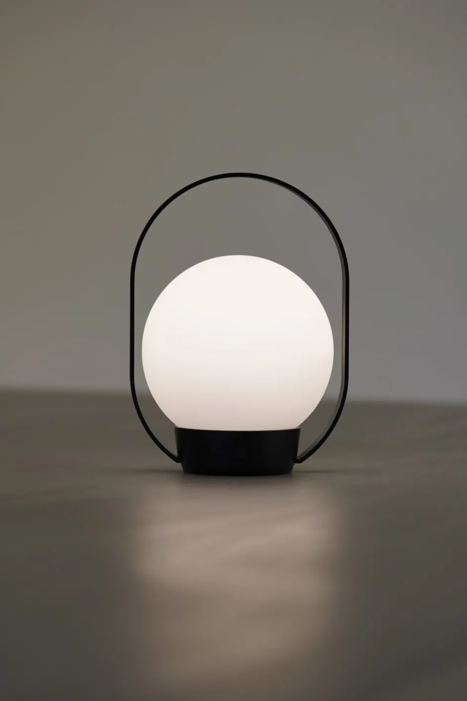 Antidark Palla genopladelig bordlampe, sort