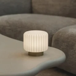 Atelier Pierre Dentelles genopladelig bordlampe, H15 cm, guld