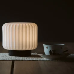 Atelier Pierre Dentelles genopladelig bordlampe, H15 cm, sort