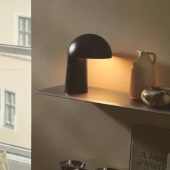 Dftp Faye genopladelig bordlampe, sort
