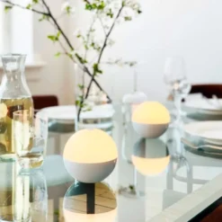 Dyberg Larsen Alba genopladelig bordlampe, hvid