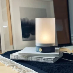 Dyberg Larsen Cozy genopladelig bordlampe