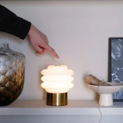 Dyberg Larsen Diva genopladelig bordlampe, messing