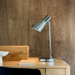 Dyberg Larsen DL12 bordlampe, krom