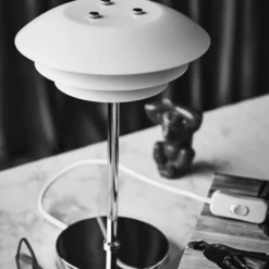 Dyberg Larsen DL20 bordlampe, krom/hvid