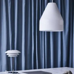 Dyberg Larsen DL20 bordlampe, krom/hvid
