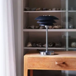 Dyberg Larsen DL20 bordlampe, krom/sort