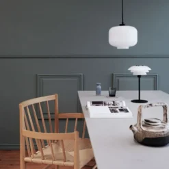 Dyberg Larsen DL20 bordlampe, sort/opal