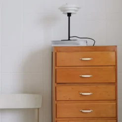 Dyberg Larsen DL20 bordlampe, sort/opal