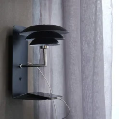 Dyberg Larsen DL20 væglampe med USB, sort