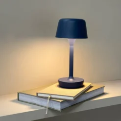 Dyberg Larsen Flow genopladelig bordlampe, blå