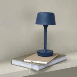 Dyberg Larsen Flow genopladelig bordlampe, blå
