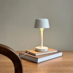 Dyberg Larsen Flow genopladelig bordlampe, hvid