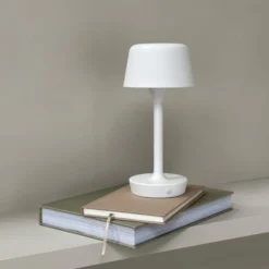 Dyberg Larsen Flow genopladelig bordlampe, hvid