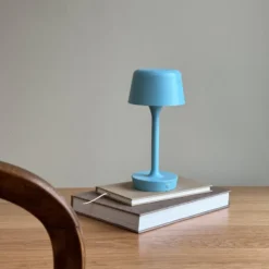 Dyberg Larsen Flow genopladelig bordlampe, lyseblå