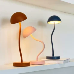 Dyberg Larsen Fonzy genopladelig bordlampe, lyserød