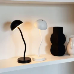 Dyberg Larsen Fonzy genopladelig bordlampe, sort