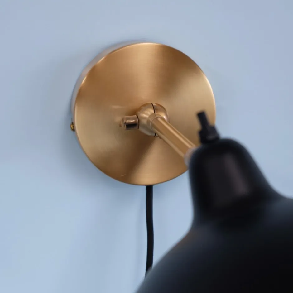 Dyberg Larsen Futura væglampe, messing
