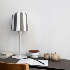 Dyberg Larsen Gry bordlampe, grå