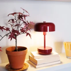 Dyberg Larsen Haipot genopladelig bordlampe, rød