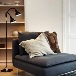 Dyberg Larsen Lilje gulvlampe, sort