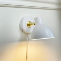 Dyberg Larsen Lilje væglampe, hvid