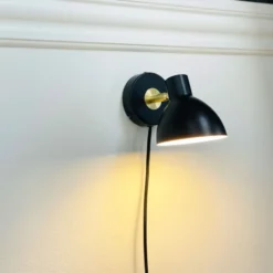 Dyberg Larsen Lilje væglampe, sort