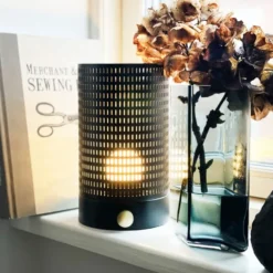 Dyberg Larsen Mesh genopladelig bordlampe, sort