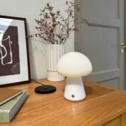 Dyberg Larsen Morkel genopladelig bordlampe, hvid