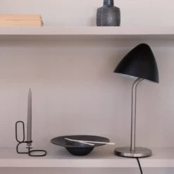 Dyberg Larsen Oulu bordlampe, børstet stål