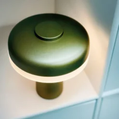 Dyberg Larsen Porter genopladelig bordlampe, grøn