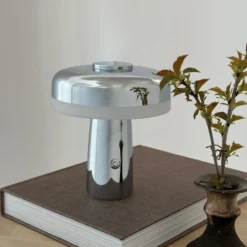 Dyberg Larsen Porter genopladelig bordlampe, krom