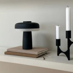 Dyberg Larsen Porter genopladelig bordlampe, sort