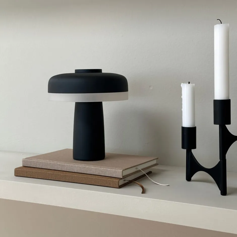 Dyberg Larsen Porter genopladelig bordlampe, sort