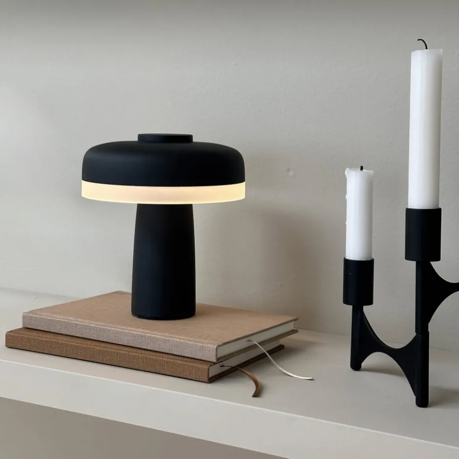 Dyberg Larsen Porter genopladelig bordlampe, sort