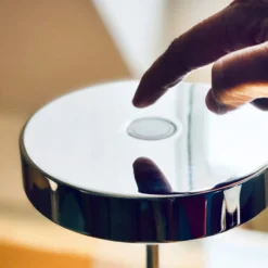 Dyberg Larsen Starlight genopladelig bordlampe, grå marmor