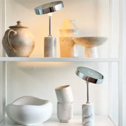 Dyberg Larsen Starlight genopladelig bordlampe, hvid marmor