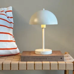 Dyberg Larsen Stockholm genopladelig bordlampe, beige
