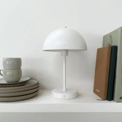 Dyberg Larsen Stockholm genopladelig bordlampe, hvid