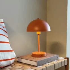 Dyberg Larsen Stockholm genopladelig bordlampe, orange