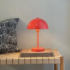 Dyberg Larsen Stockholm genopladelig bordlampe, rød
