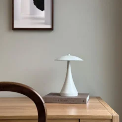 Dyberg Larsen Vienna genopladelig bordlampe, beige