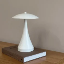 Dyberg Larsen Vienna genopladelig bordlampe, beige