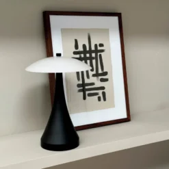 Dyberg Larsen Vienna genopladelig bordlampe, opal