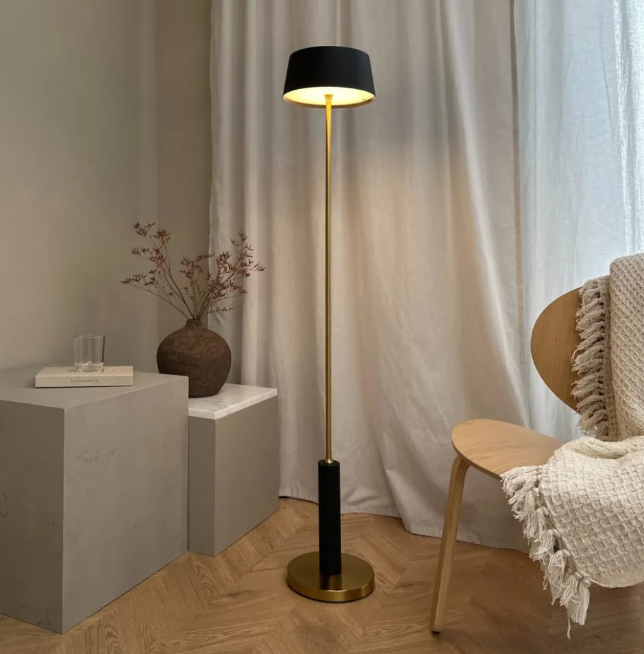 Dyberg Larsen Yoyo genopladelig gulvlampe