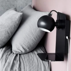 Frandsen Ball væglampe med USB, sort